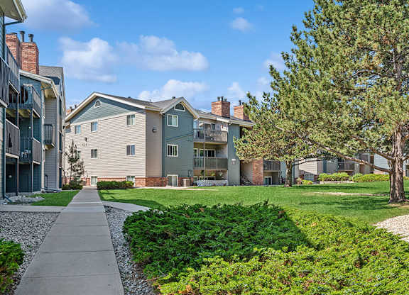 Outdoor landscaping at Rock Peak on Sunset Apartments in Longmont CO