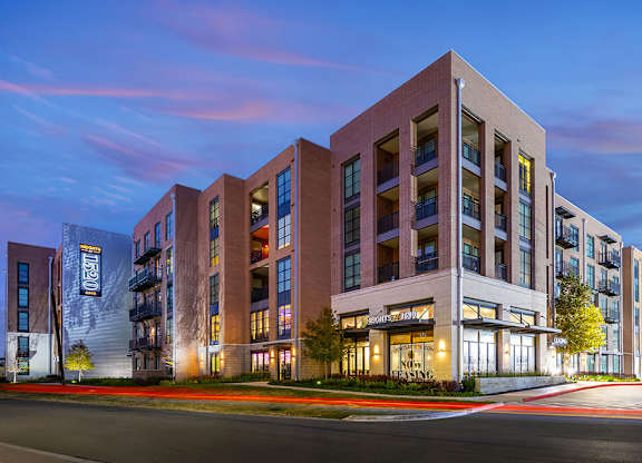 Exterior Building Entry at Heights at 1520 Apartments in Houston TX