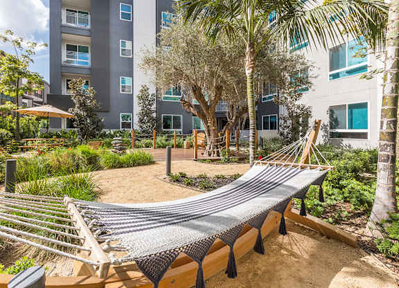 Exterior Courtyard Villa Hammock at Vita Apartment Homes in Orange CA