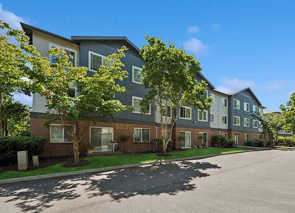 Exterior courtyard at Lakewood Meadows Apartments in Lakewood WA