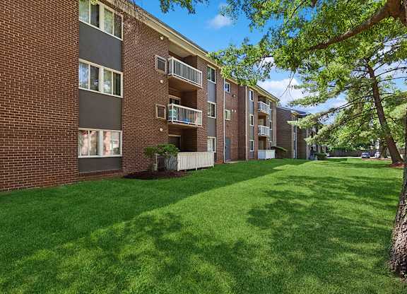 Outside landscaping at Parklane Apartments in Gaithersburg MD