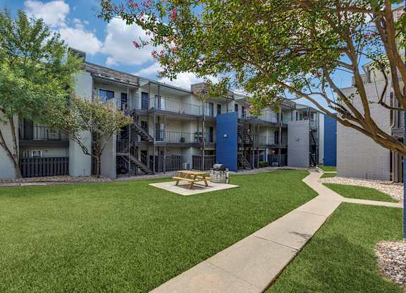 Outdoor picnic area at Mission James Place Apartments in Austin TX