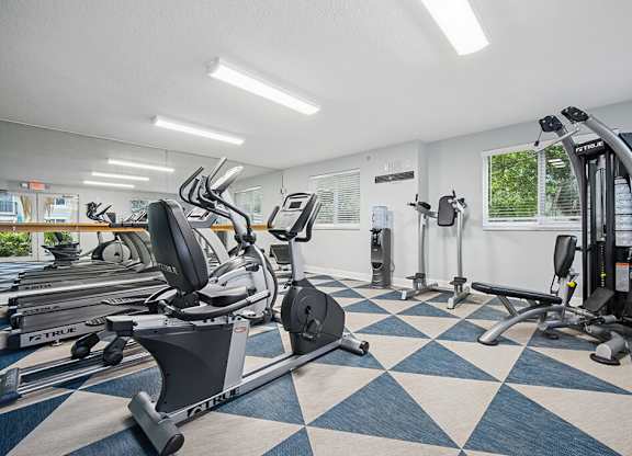 Fitness center at Emerald Dunes Apartments in Miami Gardens FL