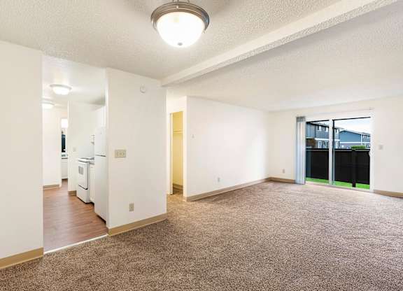 Living Room at Arbor Park Apartment Homes in Mount Vernon VA