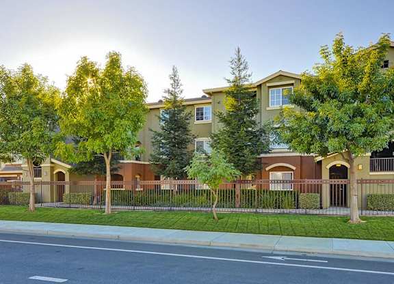 Lush landscaping at Bristol Apartment Homes in Dixon CA