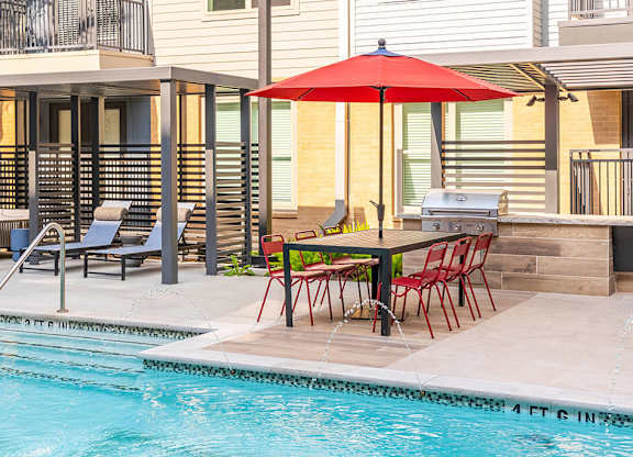 Pool grills at Heights at 1520 Apartments in Houston TX
