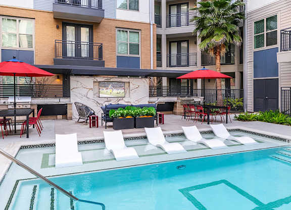 Pool lounge at Heights at 1520 Apartments in Houston TX