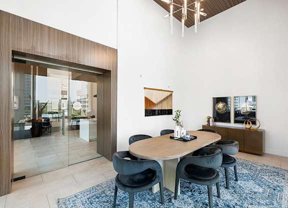 Social Lounge Dining Room at 1810 Main Apartments in Houston TX