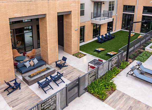 Social patio at Heights at 1520 Apartments in Houston TX