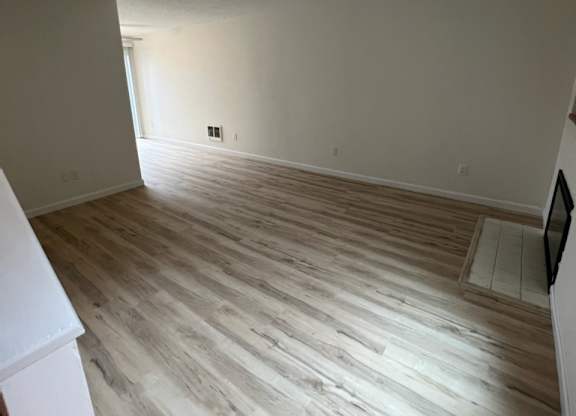 a photo of the living room of a 560 square foot, 1 bedroom apartment at the b