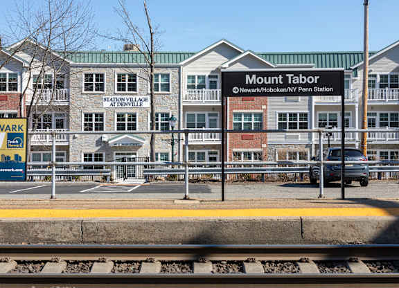 A train station with a sign that says Mount Tabor.