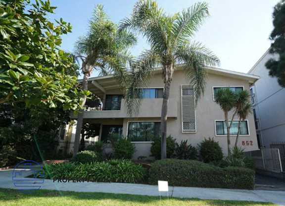A house with the number 852 on it.