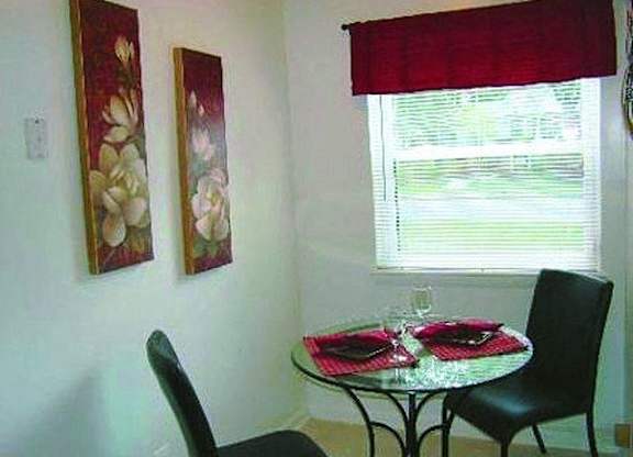 Dining Room at Windsor Harbor Apartments, North Carolina, 28215