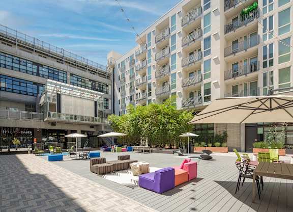 Exerior courtyard The Hub at Idea1 Apartments in in San Diego CA