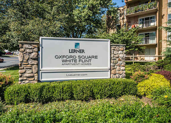 Welcome sign at Oxford Square