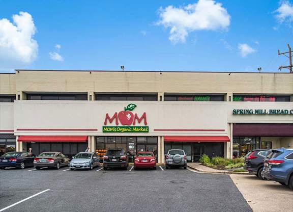the front of a supermarket with cars parked in the parking lot
