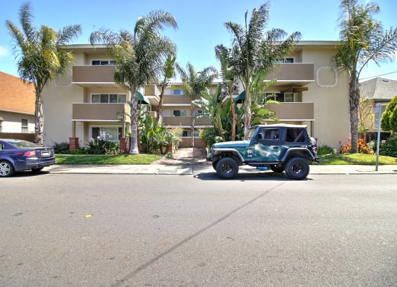 a jeep parked in front of an apartment building