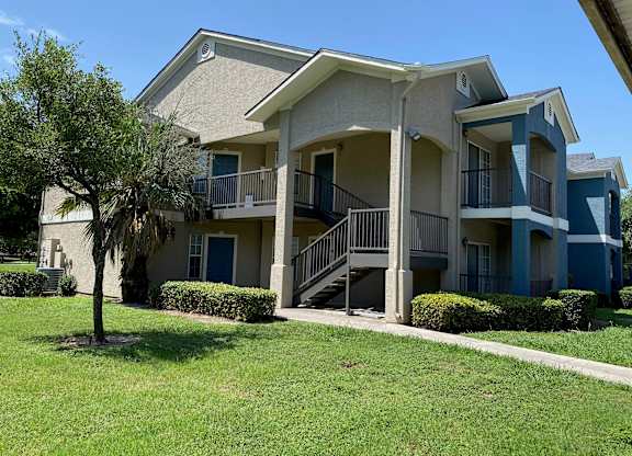 Lush Green Outdoors at Rosillo Creek Apartments, San Antonio, TX, 78218