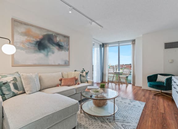 Spacious living room at Kingsbury Plaza, Illinois