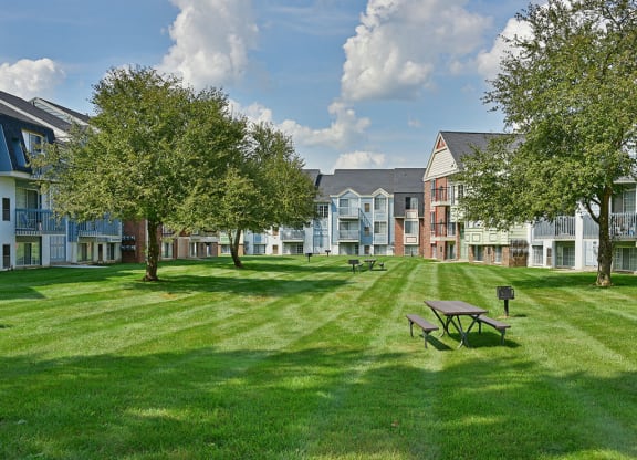 Picnic and Grilling Areas at Charter Oaks Apartments, Michigan, 48423