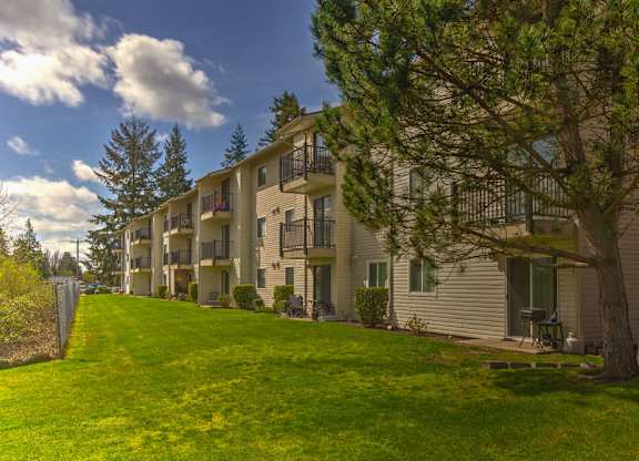 Lush Green Outdoor at Park Edmonds Apartment Homes, Washington