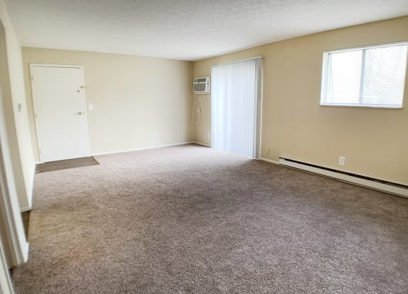 Vacant Living Area at Crown Station Apartments, Ohio, 45102