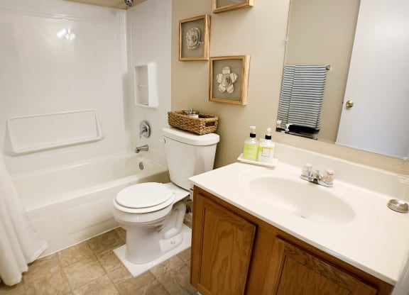 Bath at Oakwood Apartments, Florence, 41042