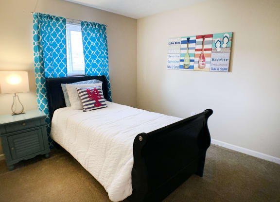 Bedroom with bed at Oakwood Apartments, Florence