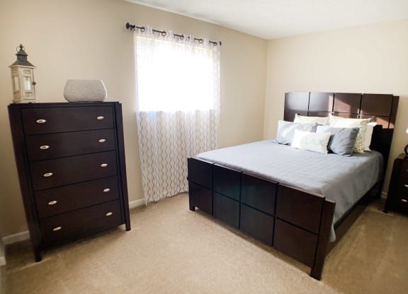 Bed and lamp at Oakwood Apartments, Florence, KY, 41042