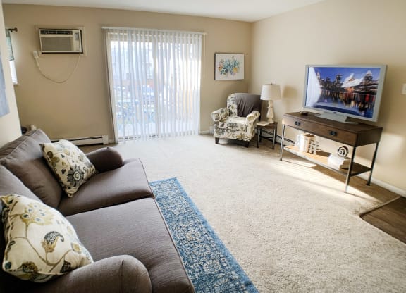 living room at Wentworth Estates Apartments, Florence, KY