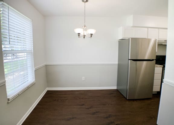 Dining at Walnut Creek Townhomes, Cincinnati