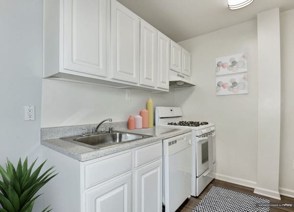 the preserve at ballantyne commons apartment kitchen with white cabinets and appliances