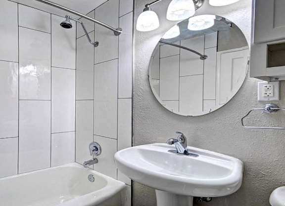 Bathroom With Bathtub at Lock Vista, Seattle