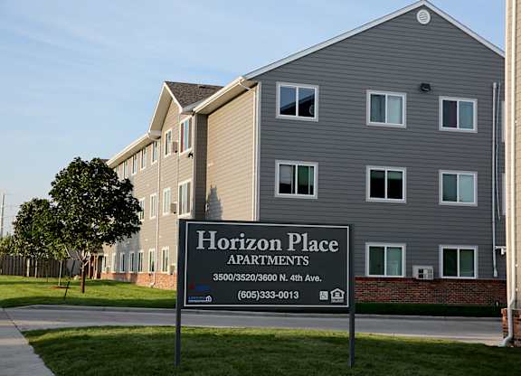 outside of horizon place apartments building