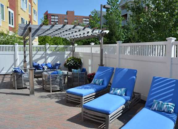 Parkside courtyard with lounge sunbathing chairs