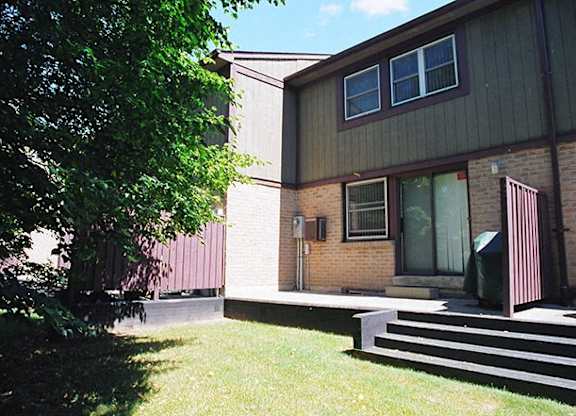 Waterford Townhouses in Mississauga, ON private backyard with deck
