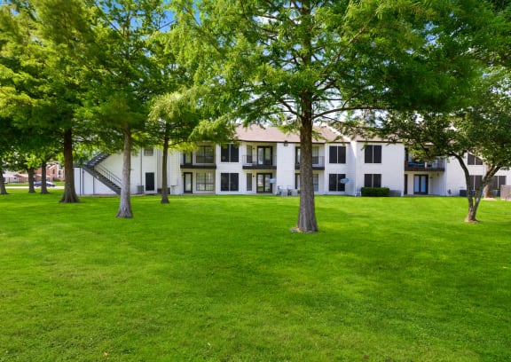 the preserve at ballantyne commons courtyard and grass