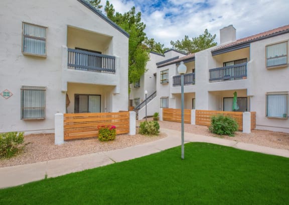 the preserve at ballantyne commons courtyard and grass