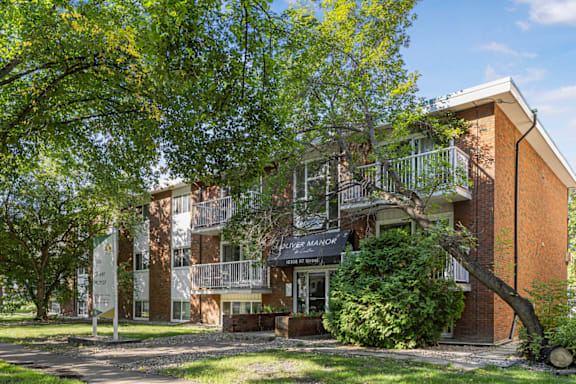 Oliver Manor property image