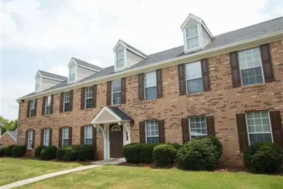 Building Exterior View at Cumberland Pointe, Smyrna