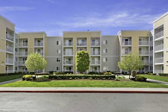 Exterior Landscape at Camelot Apartment Homes, Everett, 98204