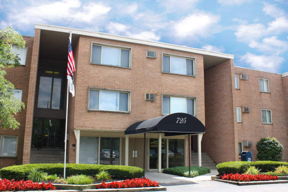 a brick building with an flag in front of it at Crown Pointe Apartments, Kentucky, 41014