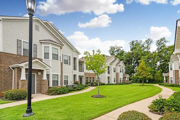 our apartments at the reserves feature a green lawn and a sidewalk at Kingston Crossing Apartment Homes, Bossier City, LA, 71111