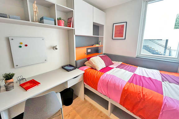 Deluxe Ensuite (DAC) - 4 Bedroom Apartment grade image