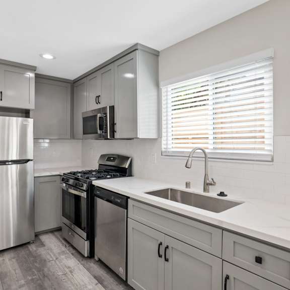 kitchen appliances at hamilton courtyard apartments, california