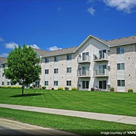 property exterior at hillcrest apartments, st cloud, mn, 56301