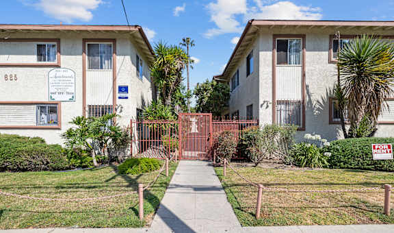 621-625 W. Hyde Park Blvd. property image