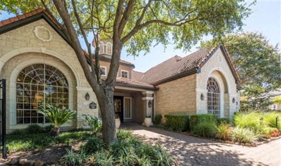 Colonnade property image