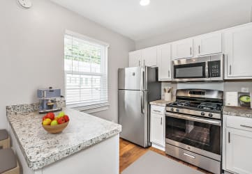 Fully Equipped Kitchen With Modern Appliances at Staples Mill Townhomes, Richmond, 23228