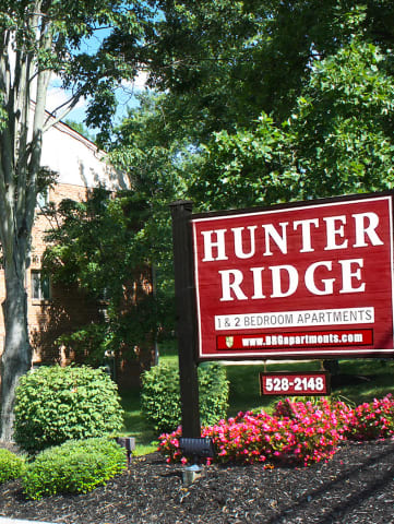 a picture of the hunter ridge apartments sign